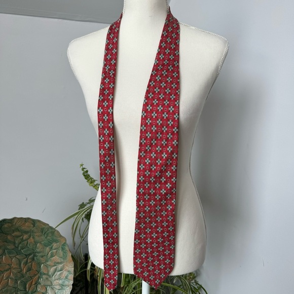 Tom James Red Silk USA‎ Made Tie with Stirrup Equestrian Crest Print - Picture 2 of 5
